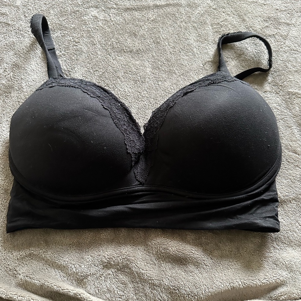 Victoria’s Secret sports bra size 34DD